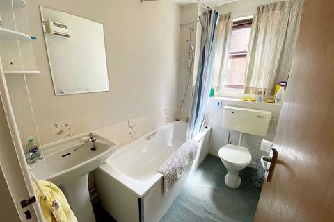 8 Bromwich Road, Worcester, WR2 4AA