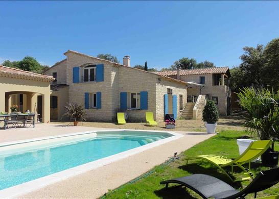 84490 Saint-Saturnin-lès-Apt... 4 bed villa - £699,419* (€830,000)