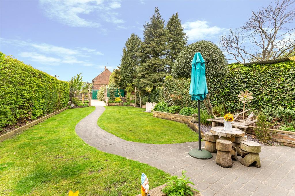 Heyside, Royton, Oldham, Greater Manchester, OL2 3 bed detached house