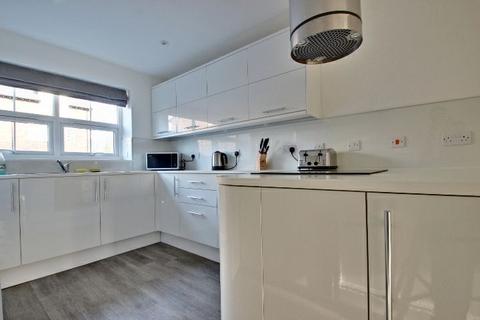 4 bedroom townhouse to rent, Queens Court Road, Basford