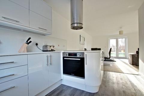 4 bedroom townhouse to rent, Queens Court Road, Basford