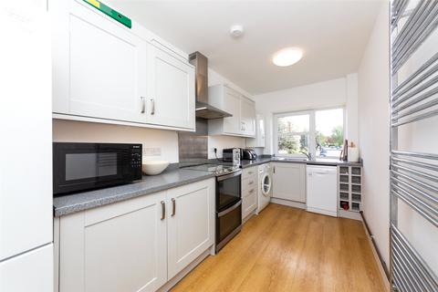 2 bedroom flat to rent, The Drive, Hove, BN3