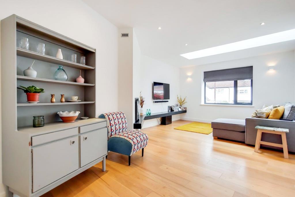 Broughton Avenue, London, N3 4 bed semidetached house £1,350,000