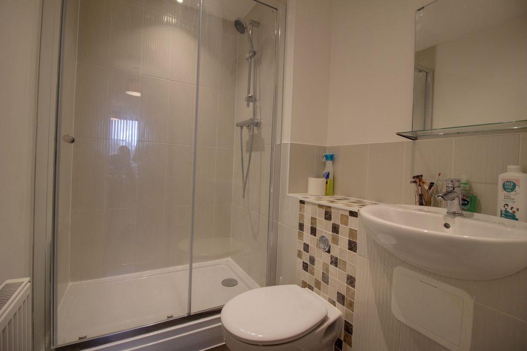 Ensuite to Bed 1