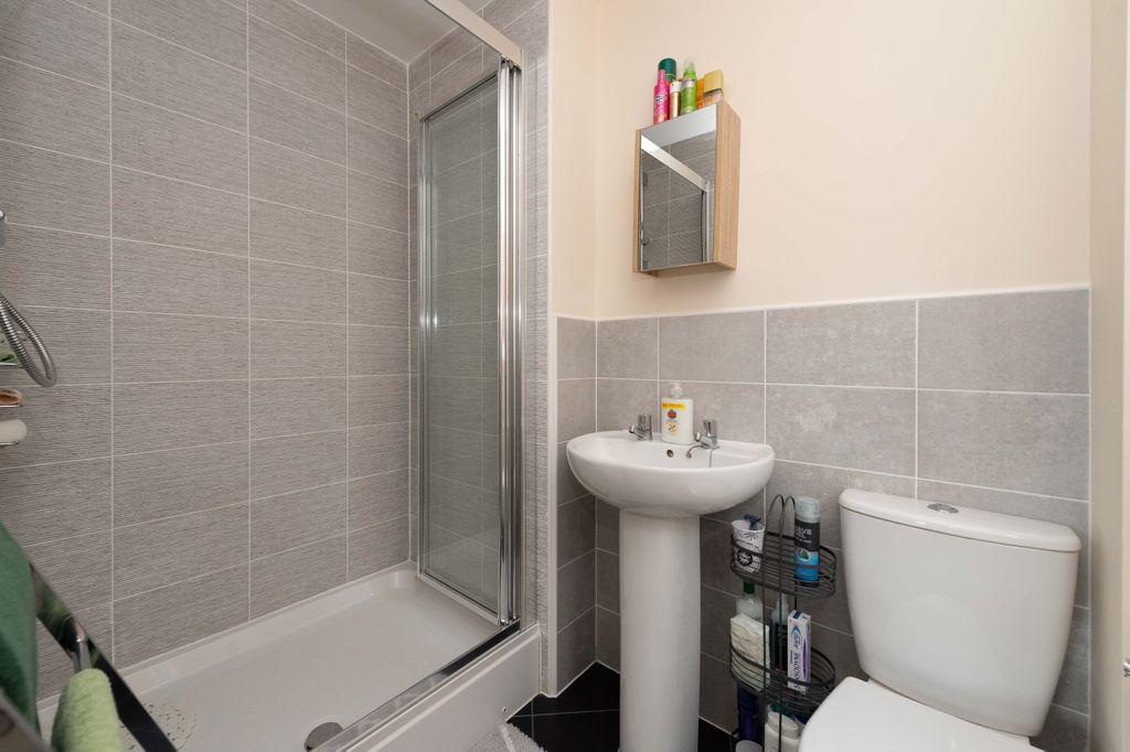 Master Bedroom  En-suite
