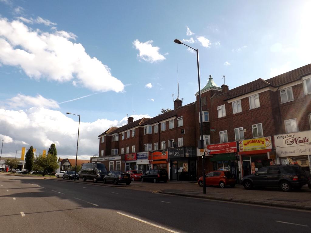Kingsbury Road, Kingsbury NW9 3 bed flat £285,000
