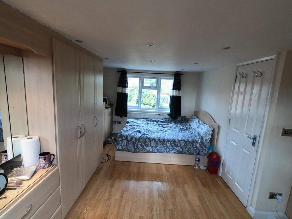 Springfield Mount, Kingsbury, NW9 4 bed semidetached house £2,200