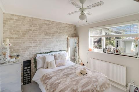 3 Kinross Drive, Sunbury-on-thames, TW16 7JU