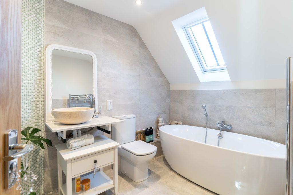 Ensuite to Bed 1