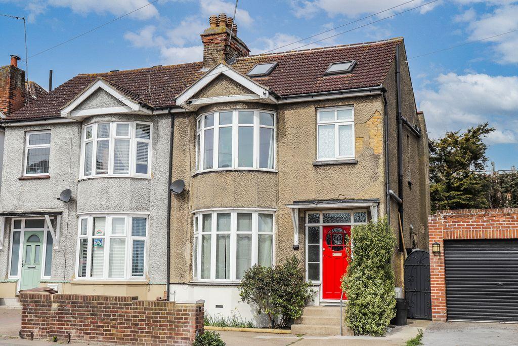 Frindsbury Hill, Wainscott, Rochester ME2 4JS 4 bed semidetached house