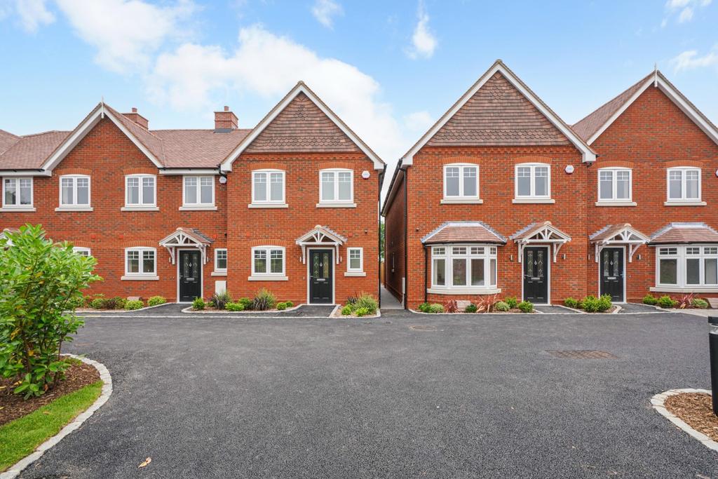 Hawthorne Close, Byfleet, KT14 3 bed terraced house £569,950
