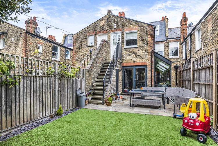 Fieldhouse Road Balham SW12 4 bed house £4,000 pcm (£923 pw)