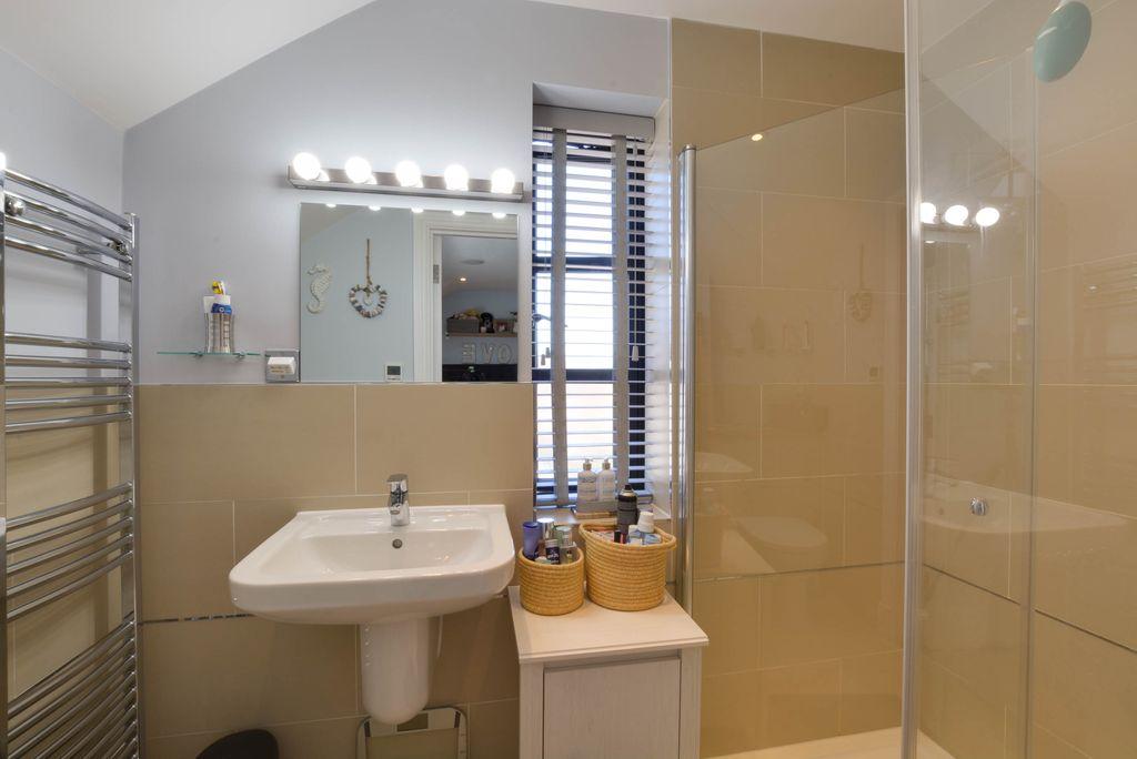 Ensuite to Bed 1