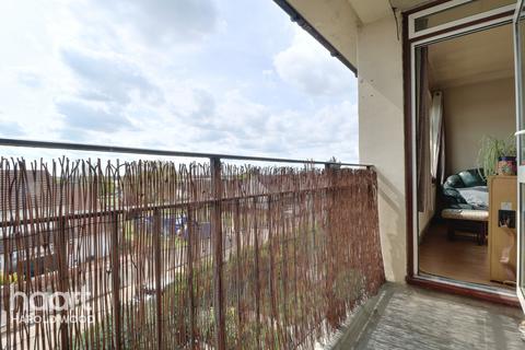 24, Enfield House Leyburn Crescent, Romford, RM3 8RR