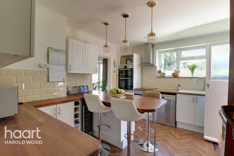 27 Priory Grove, Romford, RM3 9AS