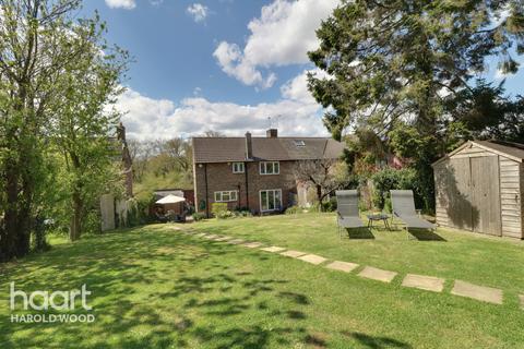 27 Priory Grove, Romford, RM3 9AS