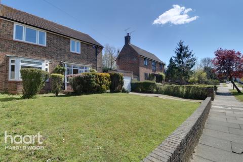 27 Priory Grove, Romford, RM3 9AS