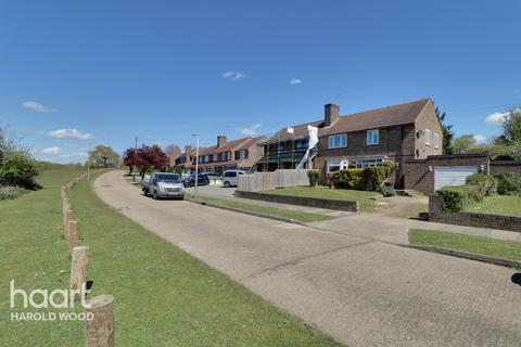 27 Priory Grove, Romford, RM3 9AS