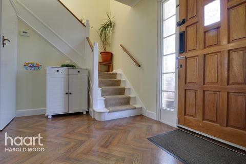 27 Priory Grove, Romford, RM3 9AS
