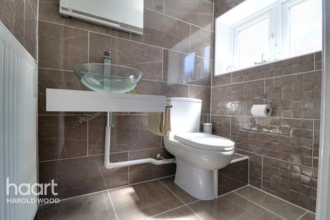27 Priory Grove, Romford, RM3 9AS