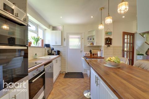 27 Priory Grove, Romford, RM3 9AS