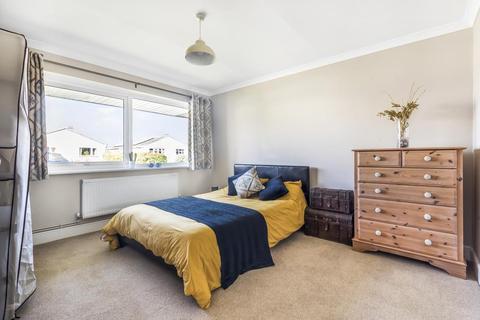 12 Larksfield Close, Carterton, OX18 3SY