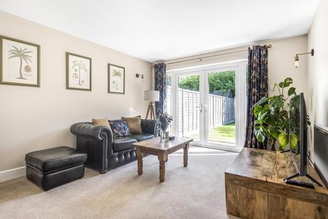 12 Larksfield Close, Carterton, OX18 3SY