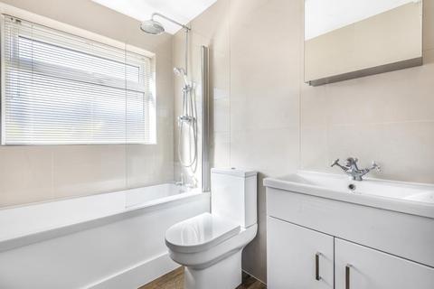 12 Larksfield Close, Carterton, OX18 3SY