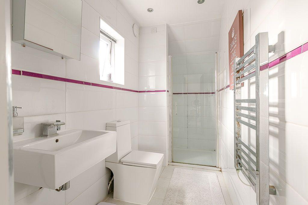 Ensuite to Bed 1