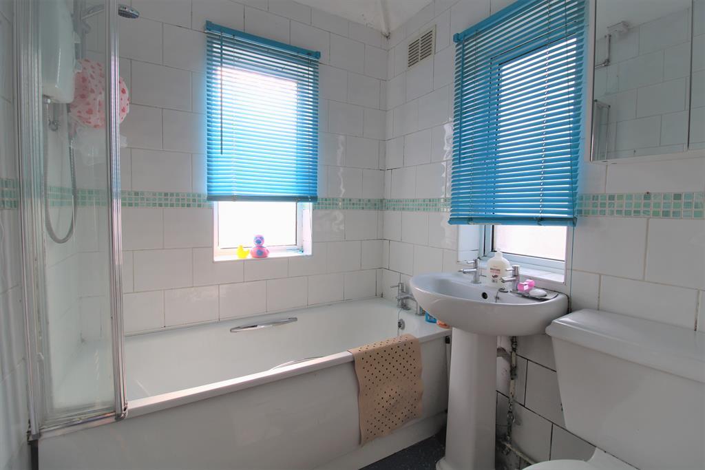 Castleton Avenue, Barnehurst, DA7 6QT 2 bed £240,000
