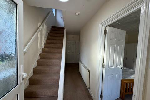 6 bedroom detached house to rent, Hampden Road, Hp13