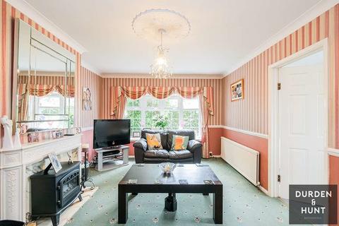 28 Pettits Close, Romford, RM1 4EB
