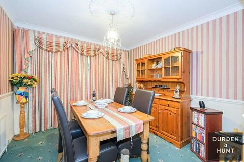 28 Pettits Close, Romford, RM1 4EB