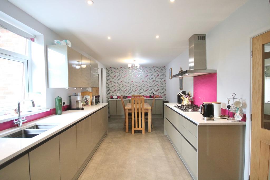 Longworth Road, TUPSLEY, Hereford, HR1 3 bed semidetached house £285,000