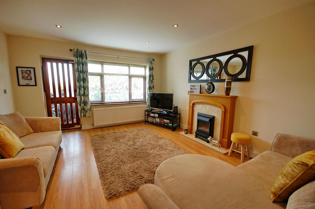 Holt Lane, Rainhill, Prescot, L35 3 bed semidetached house £170,000