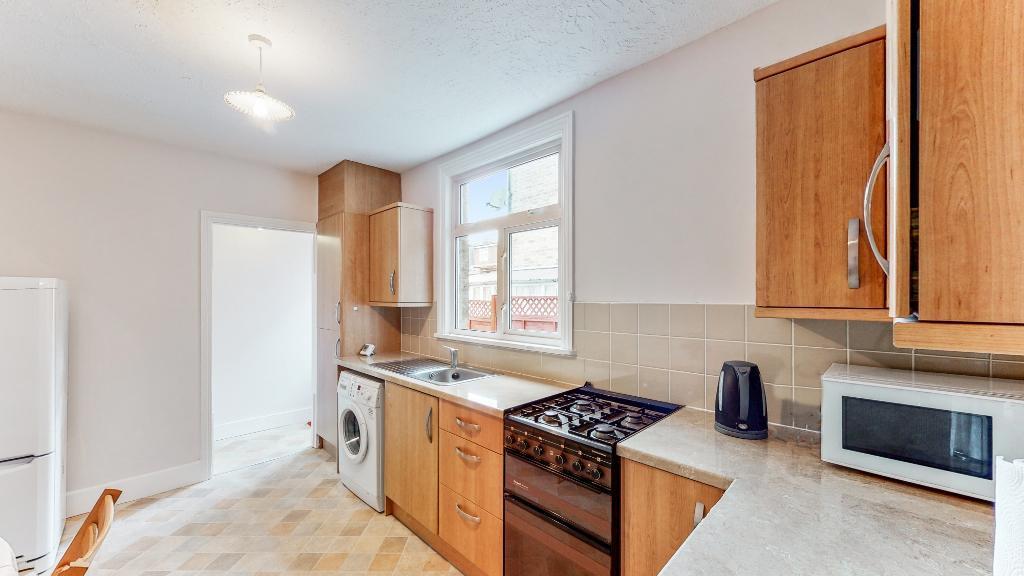 Modern Fitted Kitchen/B'fast Room
