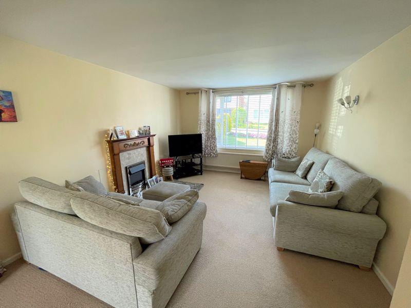 Ashby Rise, Great Glen 5 bed detached house £350,000