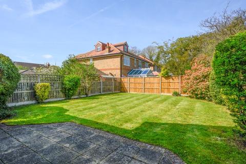 4 bedroom detached house to rent, Green Lane, Hersham