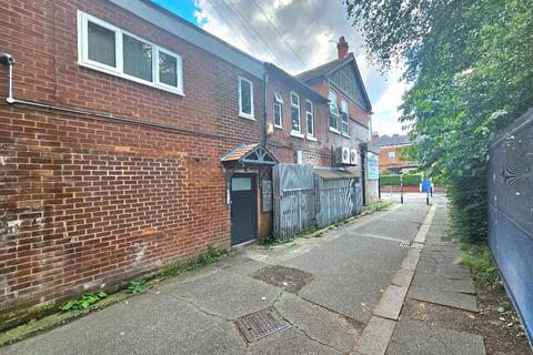 Studio to rent, Burnage Lane, Burnage, Manchester, M19