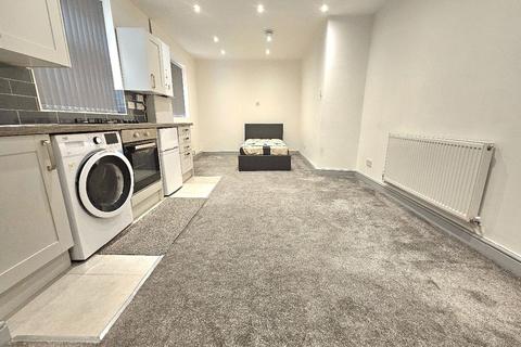 Studio to rent, Burnage Lane, Burnage, Manchester, M19