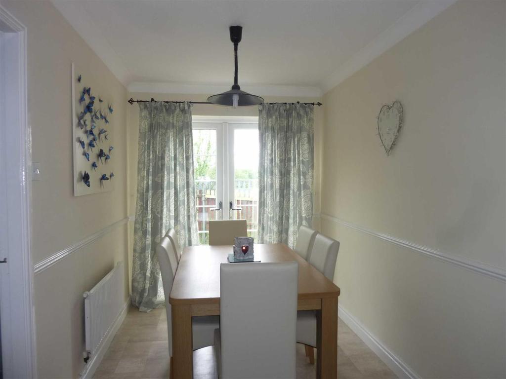 Maizebrook, Dewsbury 3 bed semidetached house £750 pcm (£173 pw)