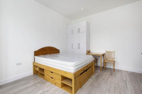 Studio to rent, NW2