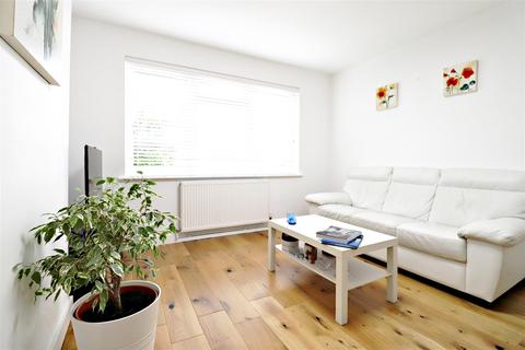 32 Brasted Close, Bexleyheath, DA6 8HX