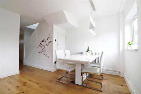 32 Brasted Close, Bexleyheath, DA6 8HX
