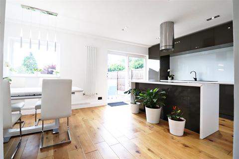 32 Brasted Close, Bexleyheath, DA6 8HX
