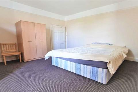 2 bedroom flat to rent, NW10