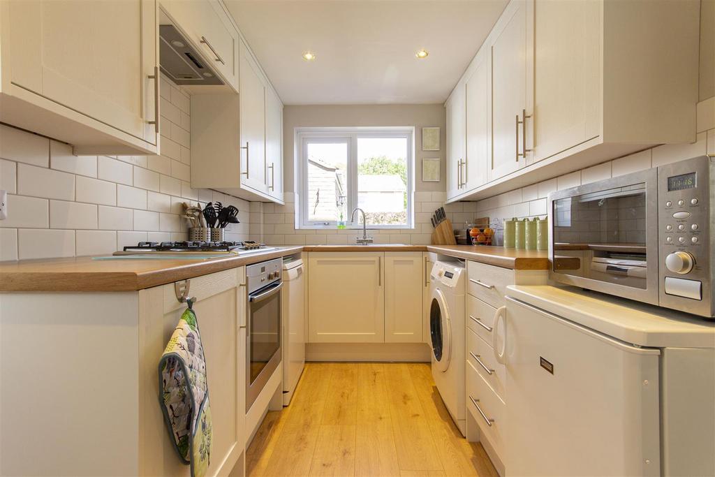 Nottingham Drive, Wingerworth, Chesterfield 3 bed detached house £235,000