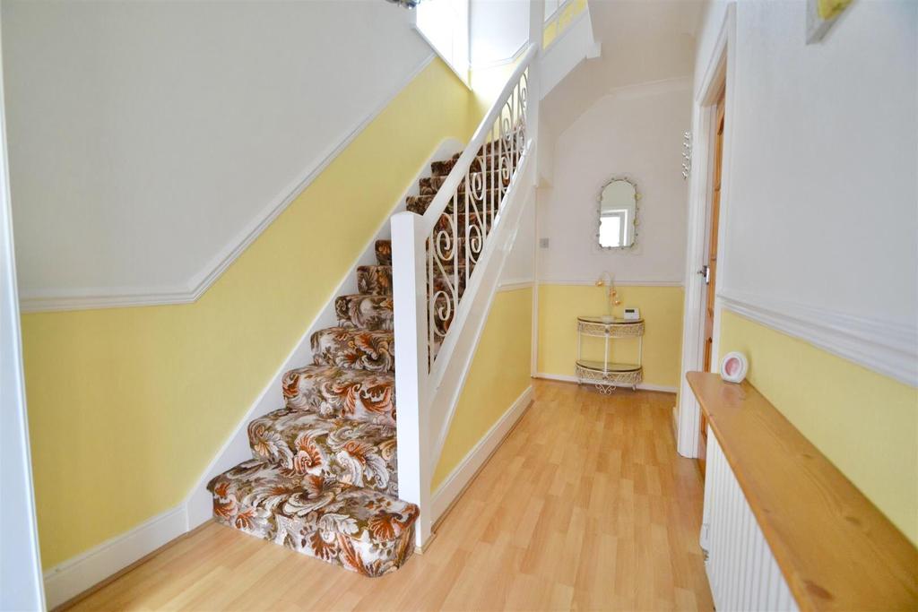 Newton Avenue, Cullercoats 3 bed semidetached house £280,000