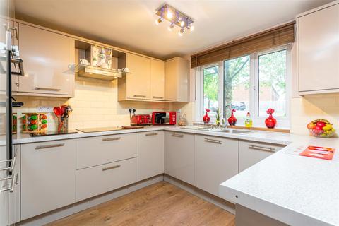 2 Beech Close, Flackwell Heath, High Wycombe, HP10 9DL