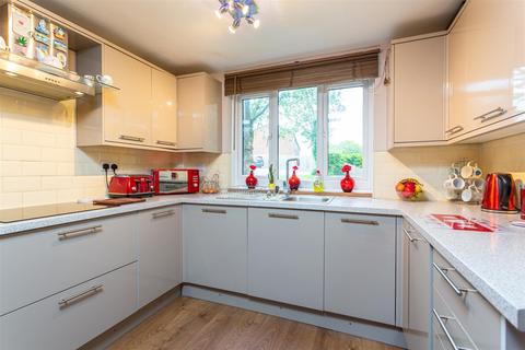 2 Beech Close, Flackwell Heath, High Wycombe, HP10 9DL